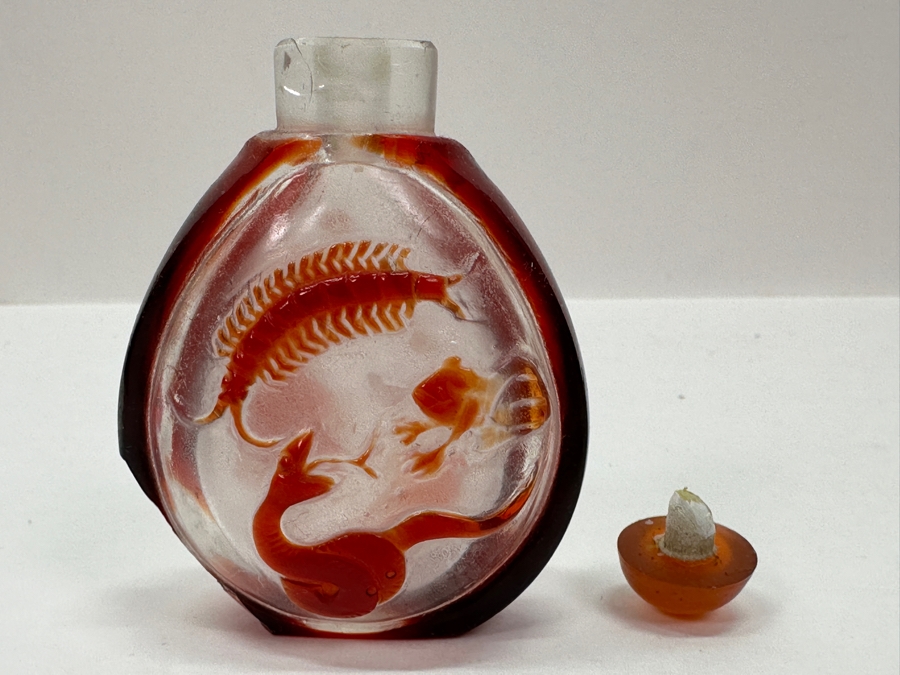 Old Chinese Red Overlay Glass Snuff Bottle Featuring Snake, Frog, Centipede, Scorpion And Foo Dog (Red Glass Overlay On One Side Is Chipped - See Photos) 3H [Photo 15]