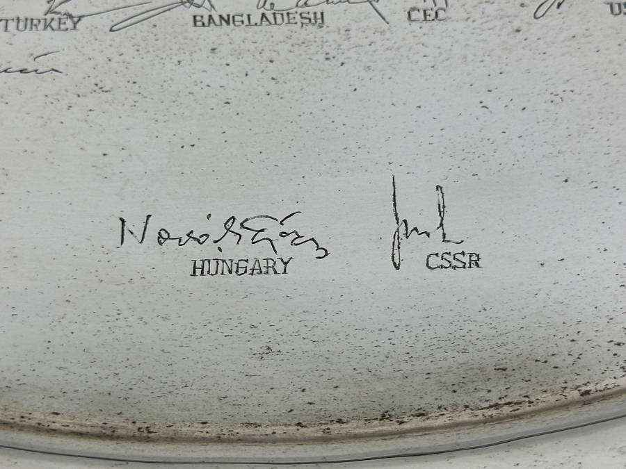 Large Sterling Silver Platter Presented To Mr. Chi Owyang, Ambassador Of Singapore And Dean Of The Diplomatic Corps Bangkok February 29, 1988 Facsimilie Signed By Various Countries Including The USA And CSSR 17.25 X 12 846g [Photo 9]