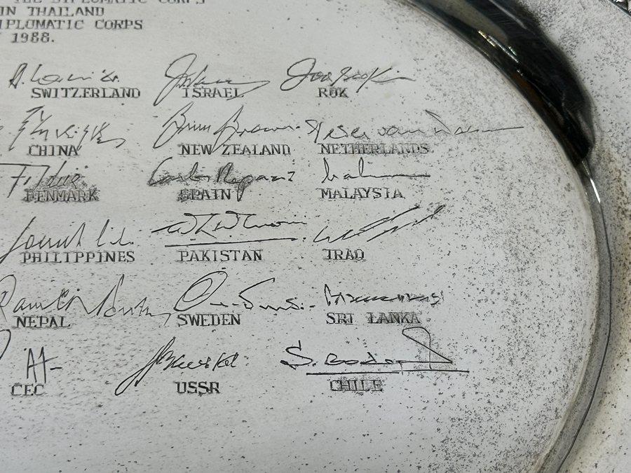 Large Sterling Silver Platter Presented To Mr. Chi Owyang, Ambassador Of Singapore And Dean Of The Diplomatic Corps Bangkok February 29, 1988 Facsimilie Signed By Various Countries Including The USA And CSSR 17.25 X 12 846g [Photo 8]