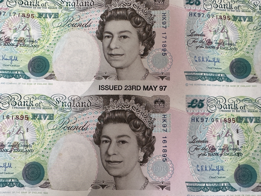 Rare Limited Edition Uncut Sheet Of Hong Kong 1997 Bank Of England Five Pound Currency Commemorative Notes Commemorating The Return Of Hong Kong To China Issued 23rd May 1997 With Certificate Of Authenticity Limited To 3,888 Sheets - 35 Five Pound Bills [Photo 7]