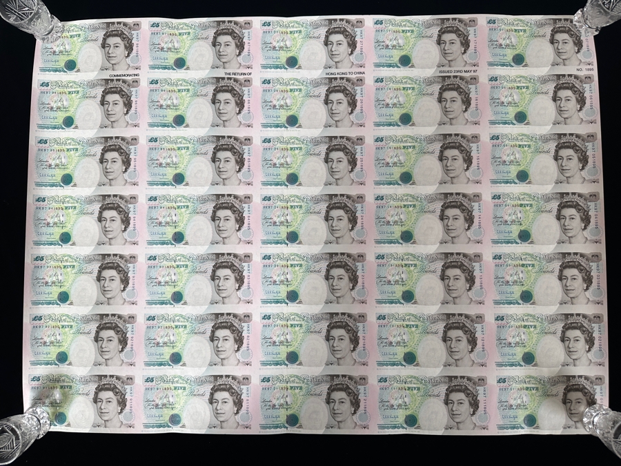 Rare Limited Edition Uncut Sheet Of Hong Kong 1997 Bank Of England Five Pound Currency Commemorative Notes Commemorating The Return Of Hong Kong To China Issued 23rd May 1997 With Certificate Of Authenticity Limited To 3,888 Sheets - 35 Five Pound Bills [Photo 4]