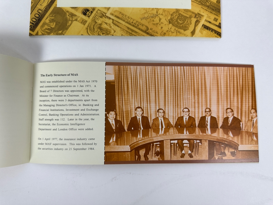 Pair Of Mint Uncirculated Singapore Twenty Five Dollars Bills Commemorating 25 Years Of Singapore 1971-1996 [Photo 11]