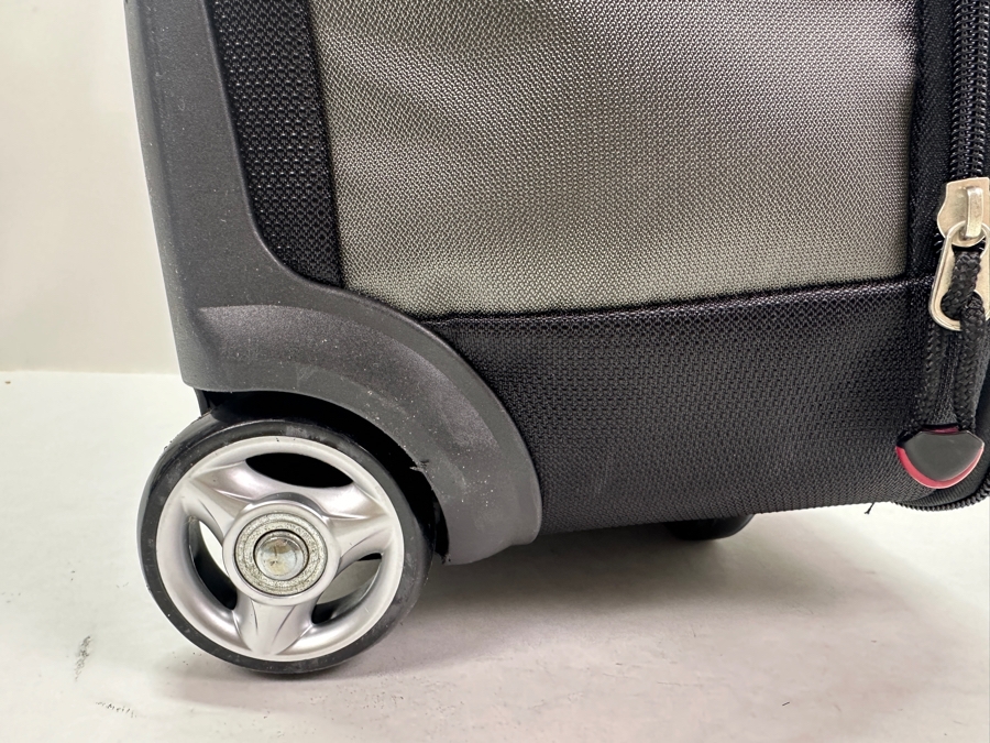 Ricardo Beverly Hills Lightweight Carry-On 21.5' x 14.5' [Photo 4]