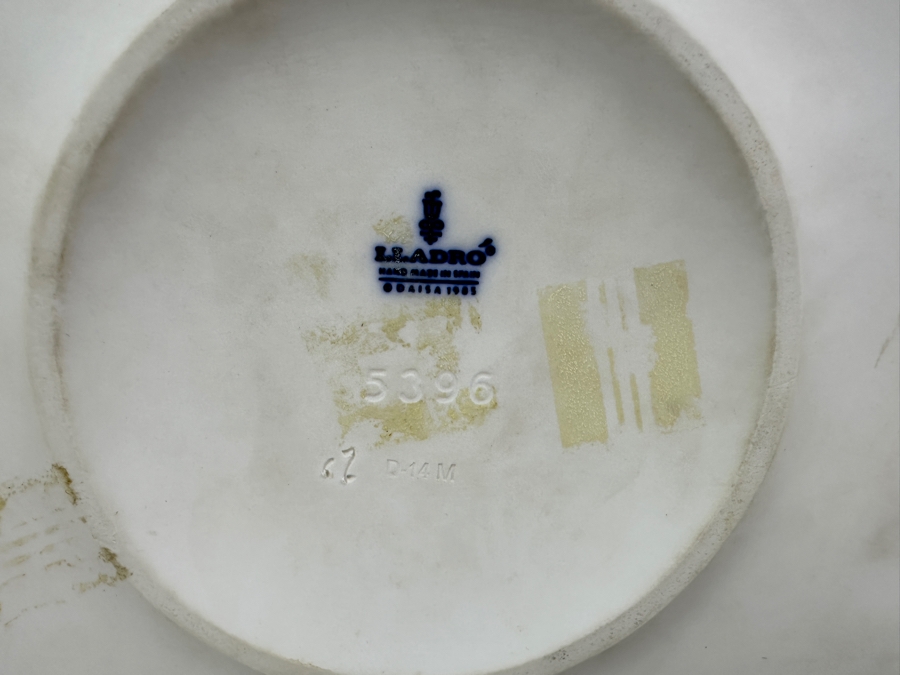 Lladro 'The Puppet Painter' Porcelain Figurine 8W X 7D X 9H Retailed $925 [Photo 13]