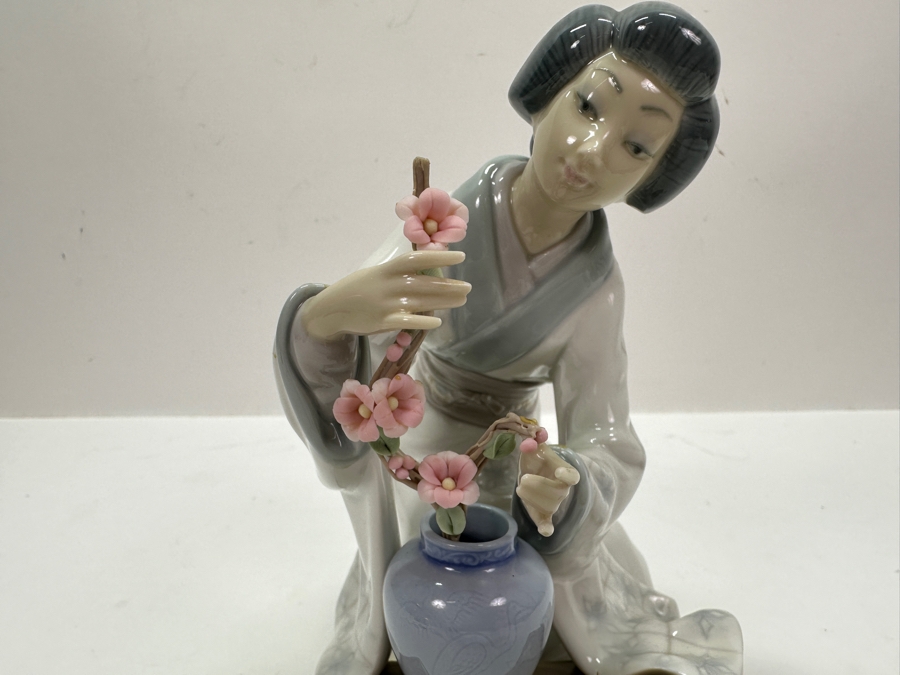 Lladro 'Japanese Girl Decorating' Porcelain Figurine #4840 7.5'H 1973-1978 [Photo 3]