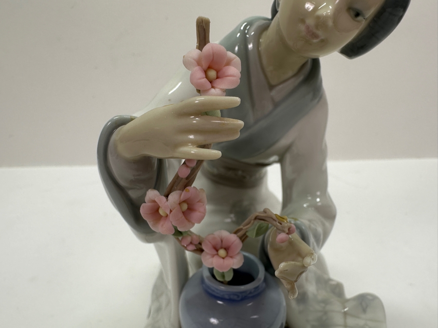 Lladro 'Japanese Girl Decorating' Porcelain Figurine #4840 7.5'H 1973-1978 [Photo 4]