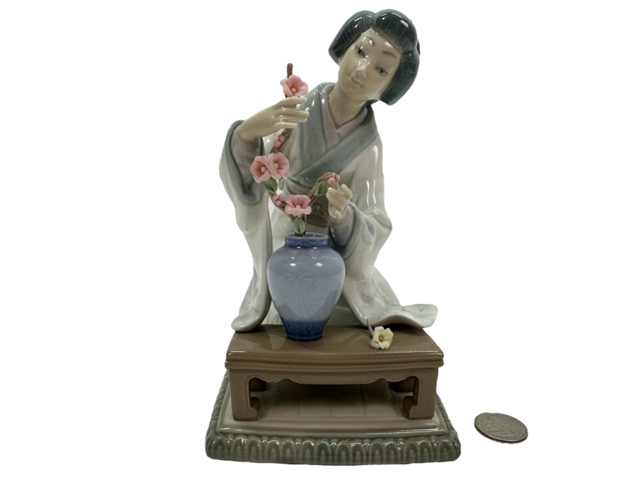 Lladro 'Japanese Girl Decorating' Porcelain Figurine #4840 7.5'H 1973-1978