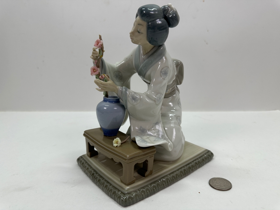 Lladro 'Japanese Girl Decorating' Porcelain Figurine #4840 7.5'H 1973-1978 [Photo 7]