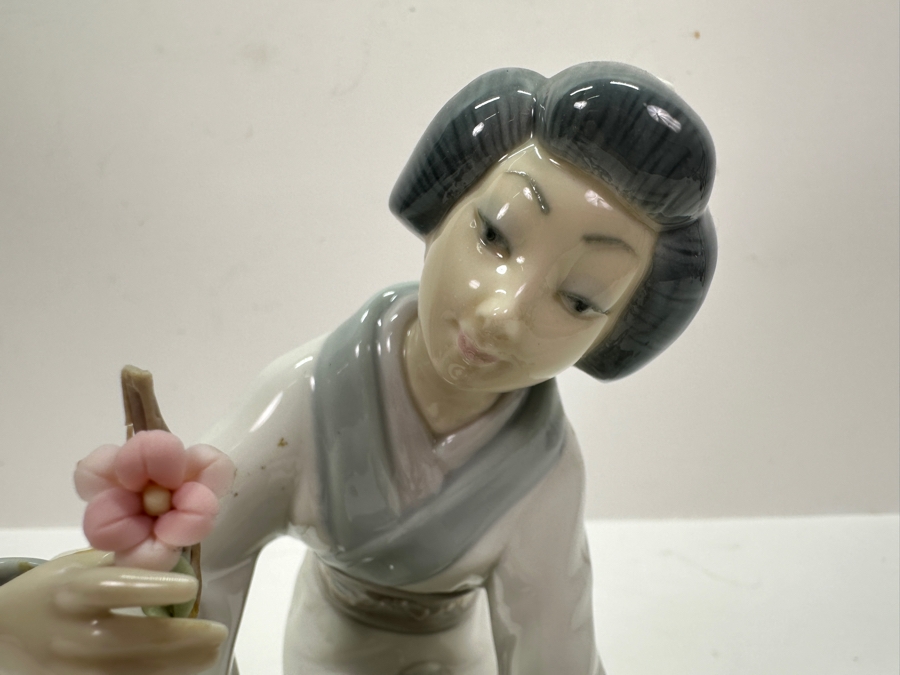 Lladro 'Japanese Girl Decorating' Porcelain Figurine #4840 7.5'H 1973-1978 [Photo 5]