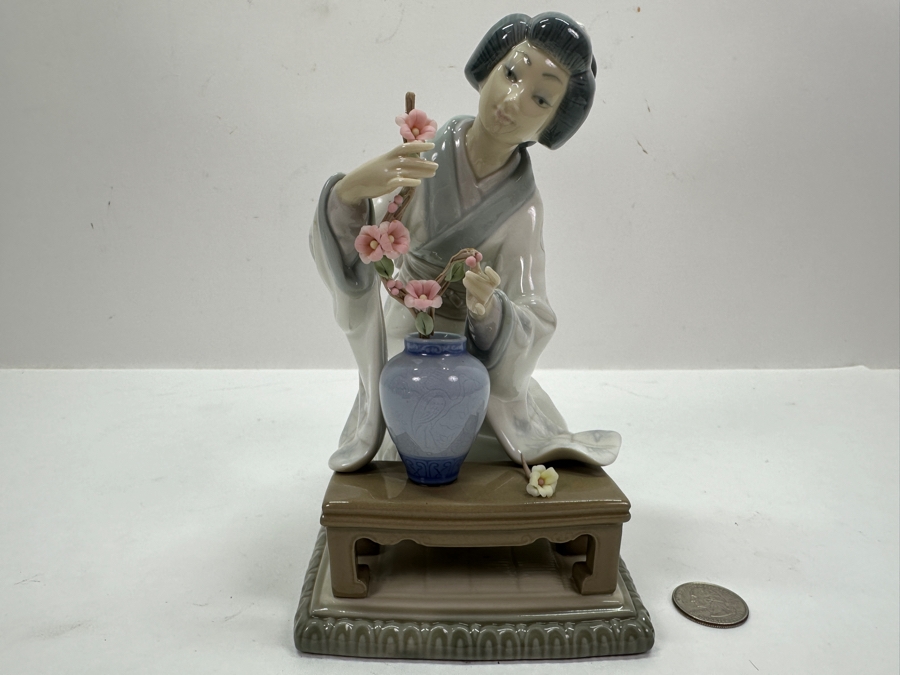 Lladro 'Japanese Girl Decorating' Porcelain Figurine #4840 7.5'H 1973-1978 [Photo 2]