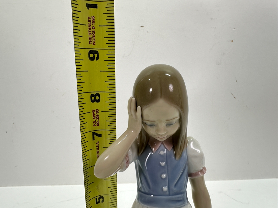 Lladro 'Dropping the Flowers' Porcelain Figurine #1285 7.5'H  [Photo 10]