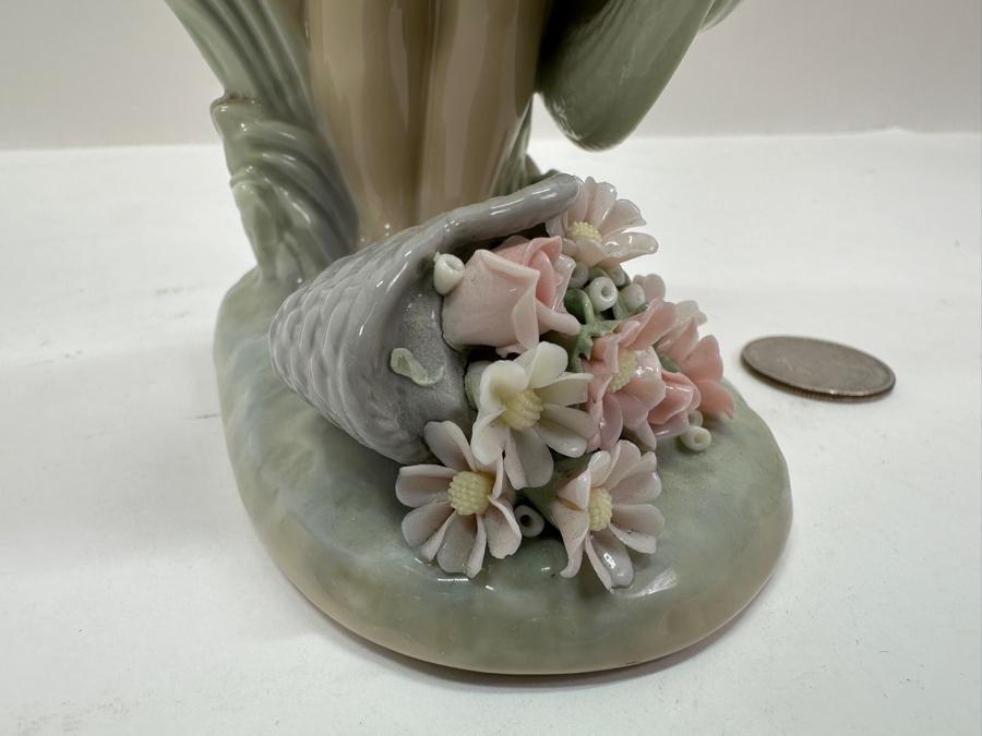 Lladro 'Dropping the Flowers' Porcelain Figurine #1285 7.5'H  [Photo 4]