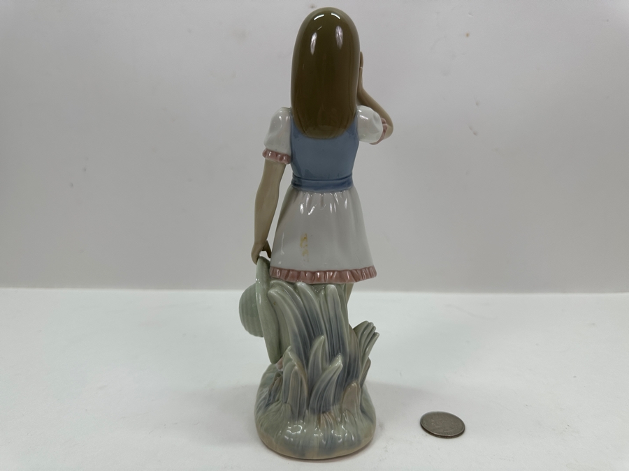 Lladro 'Dropping the Flowers' Porcelain Figurine #1285 7.5'H  [Photo 7]