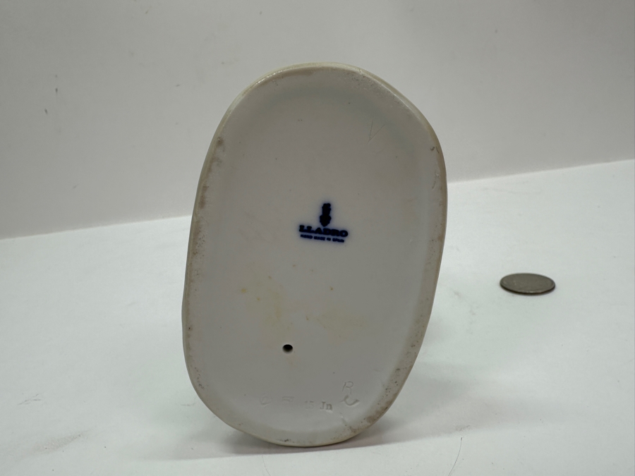 Lladro 'Dropping the Flowers' Porcelain Figurine #1285 7.5'H  [Photo 9]