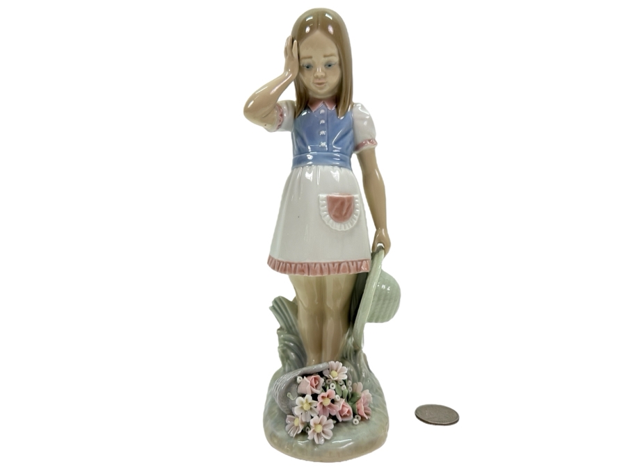 Lladro 'Dropping the Flowers' Porcelain Figurine #1285 7.5'H 