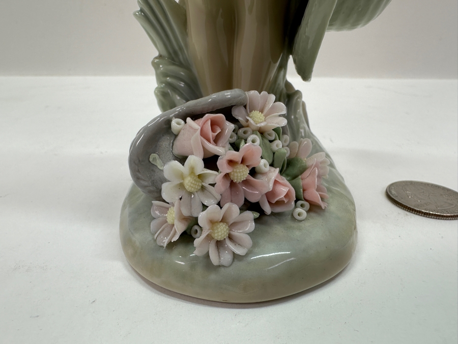 Lladro 'Dropping the Flowers' Porcelain Figurine #1285 7.5'H  [Photo 3]