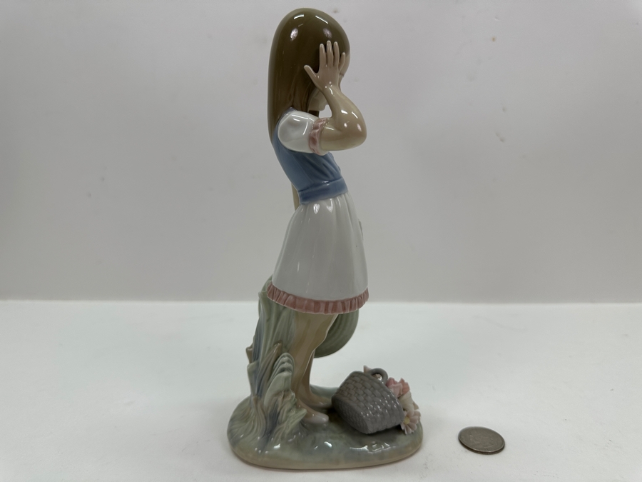 Lladro 'Dropping the Flowers' Porcelain Figurine #1285 7.5'H  [Photo 8]