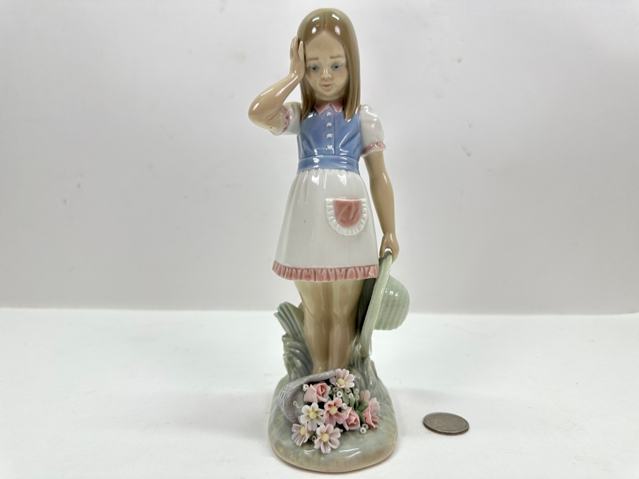 Lladro 'Dropping the Flowers' Porcelain Figurine #1285 7.5'H  [Photo 2]