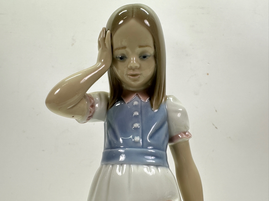 Lladro 'Dropping the Flowers' Porcelain Figurine #1285 7.5'H  [Photo 5]