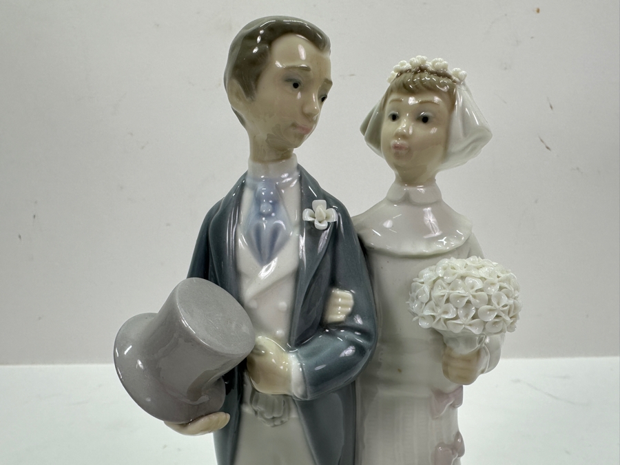 Lladro 'Bride and Groom' Porcelain Figurine #4840 7.5'H  [Photo 3]