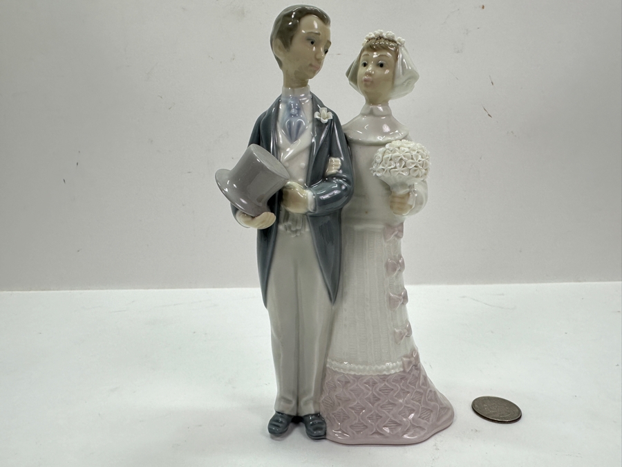 Lladro 'Bride and Groom' Porcelain Figurine #4840 7.5'H  [Photo 2]