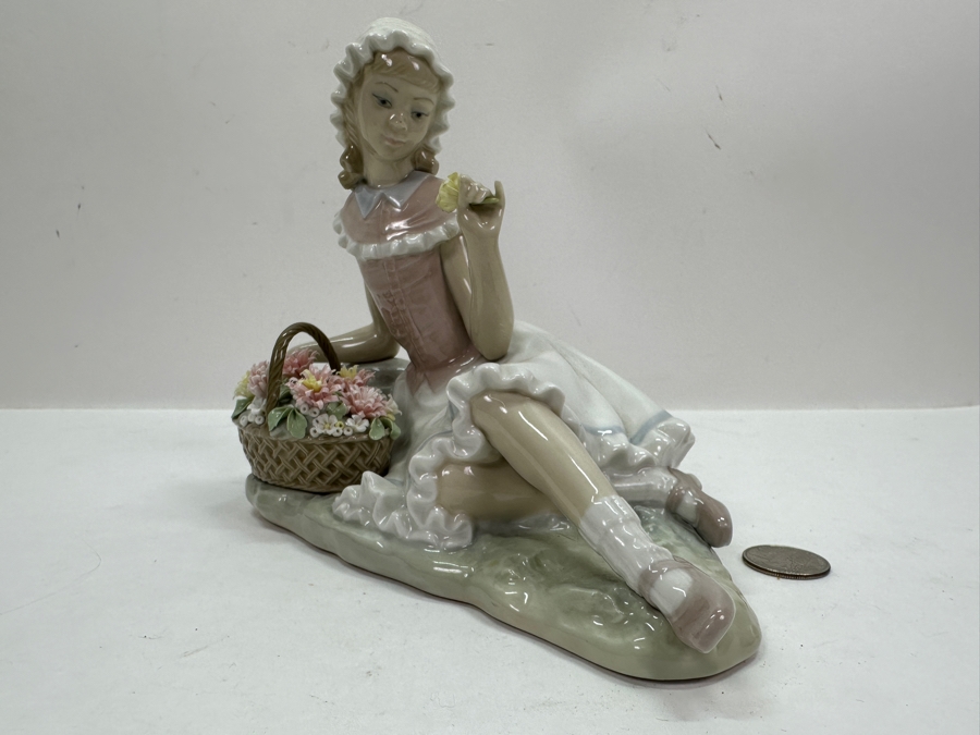 Vintage Lladro 'Admiration' Porcelain Figurine #4907 6.75'H  [Photo 7]