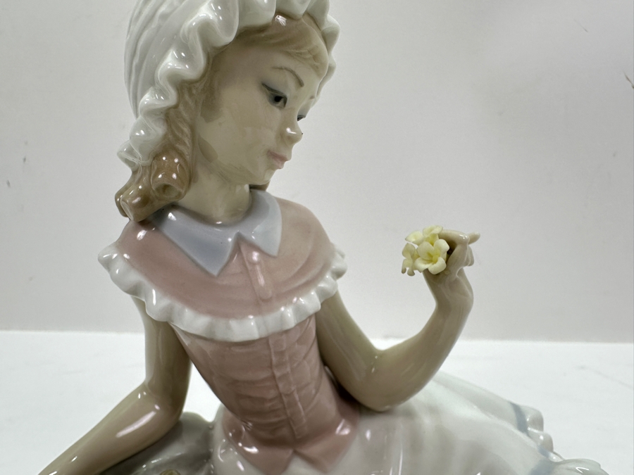 Vintage Lladro 'Admiration' Porcelain Figurine #4907 6.75'H  [Photo 5]