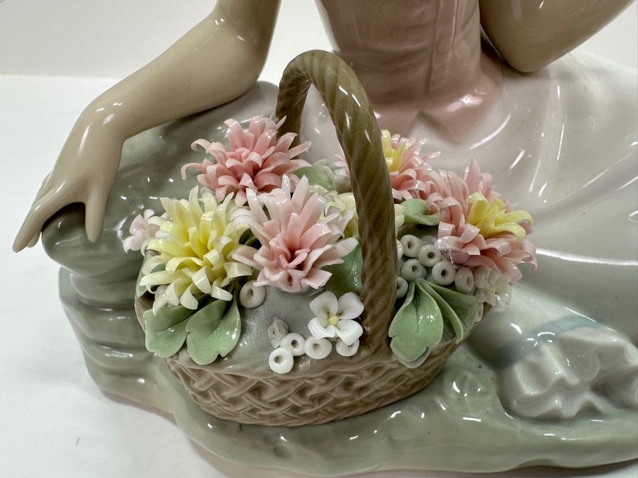 Vintage Lladro 'Admiration' Porcelain Figurine #4907 6.75'H  [Photo 4]