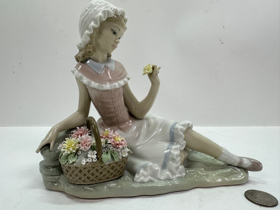 Vintage Lladro 'Admiration' Porcelain Figurine #4907 6.75'H  [Photo 2]