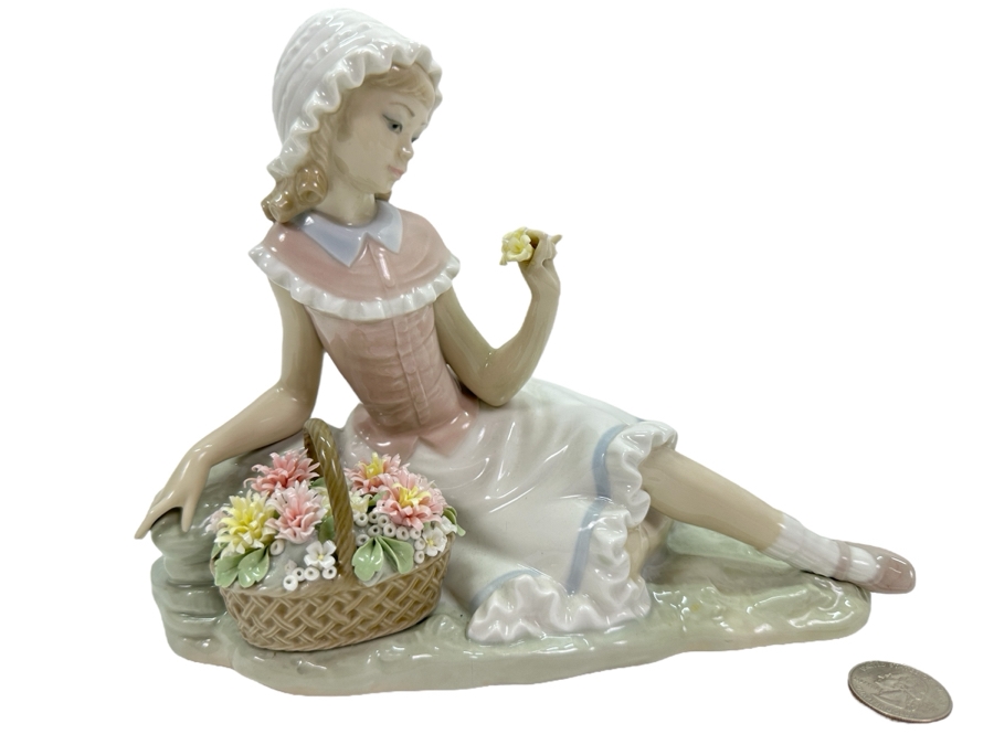 Vintage Lladro 'Admiration' Porcelain Figurine #4907 6.75'H  [Photo 1]