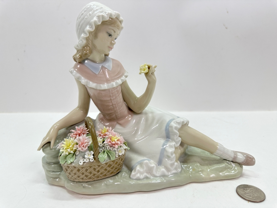 Vintage Lladro 'Admiration' Porcelain Figurine #4907 6.75'H  [Photo 3]