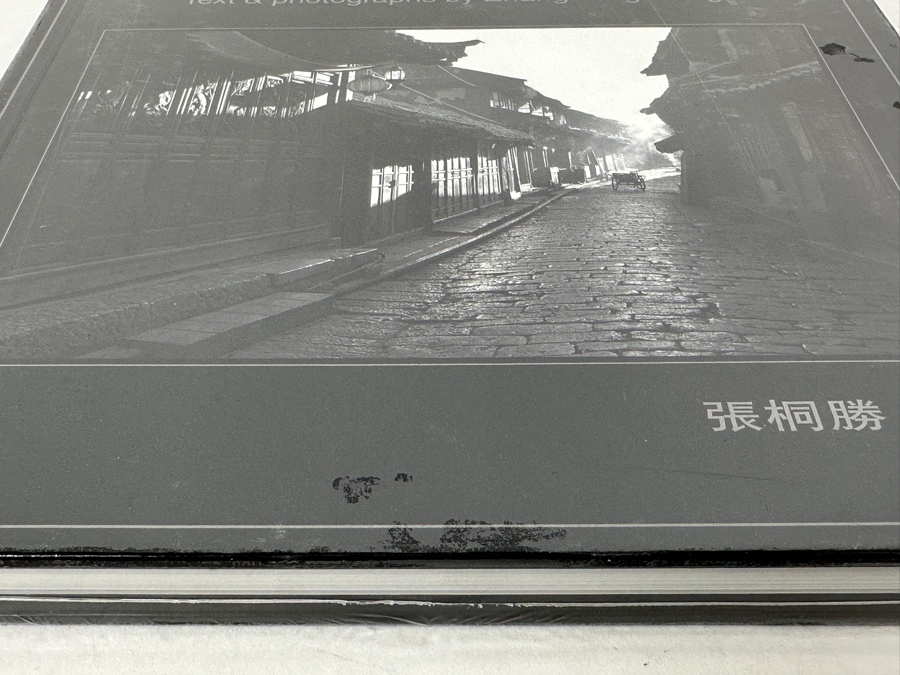 Just Added - Sealed Hardcover Book The Old Town Of Lijiang, China: Text & Photographs By Zhang Tongsheng [Photo 2]