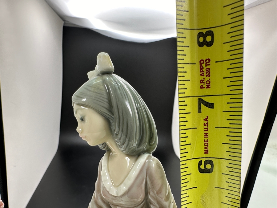 Vintage Lladro 'Jolie' Porcelain Figurine #5210 7.75'H 1984-2003 [Photo 9]