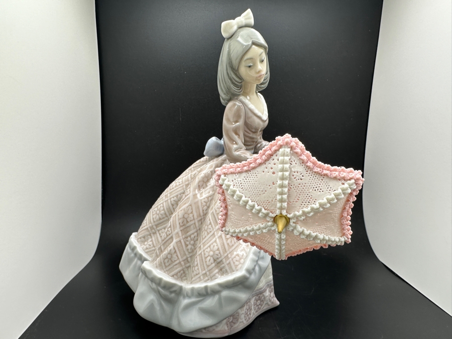 Vintage Lladro 'Jolie' Porcelain Figurine #5210 7.75'H 1984-2003 [Photo 4]