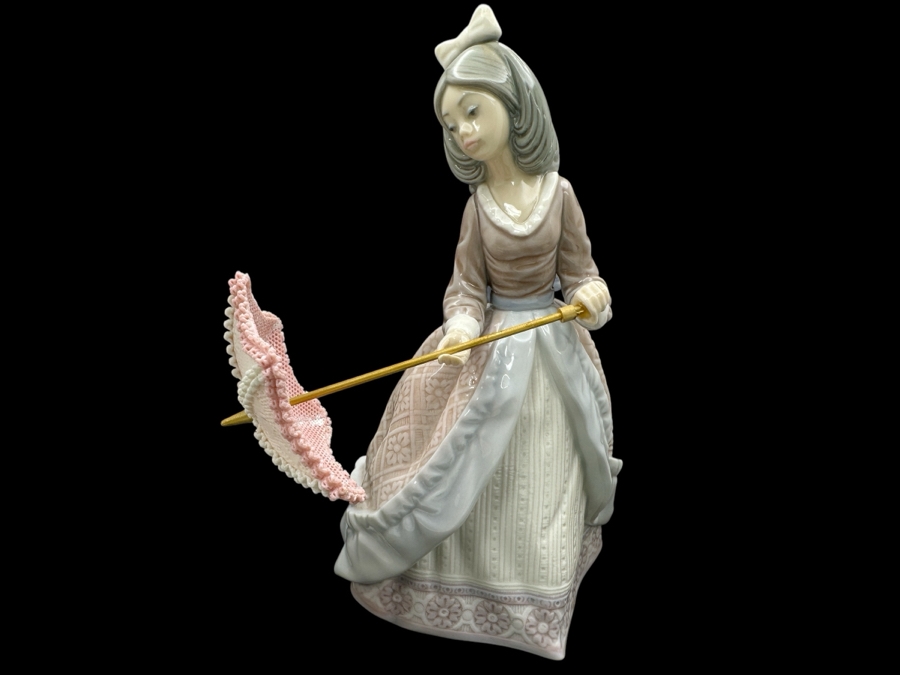 Vintage Lladro 'Jolie' Porcelain Figurine #5210 7.75'H 1984-2003 [Photo 1]