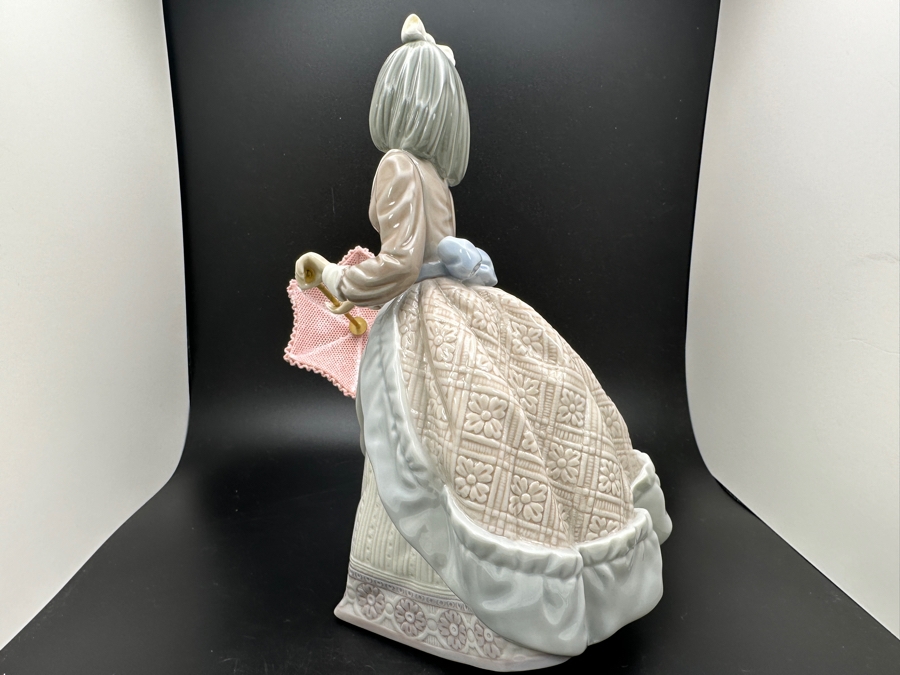 Vintage Lladro 'Jolie' Porcelain Figurine #5210 7.75'H 1984-2003 [Photo 7]