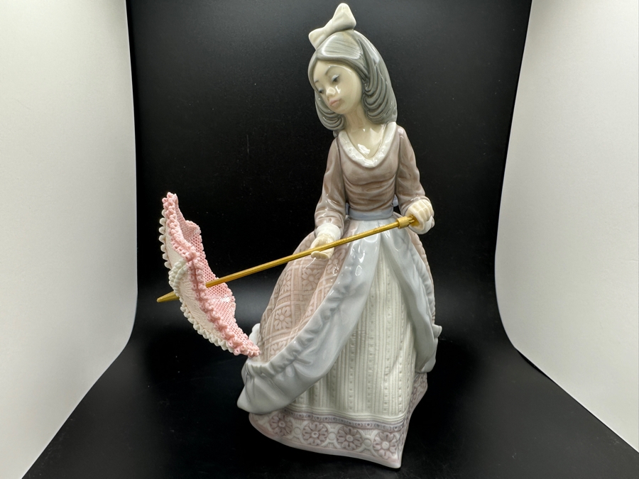 Vintage Lladro 'Jolie' Porcelain Figurine #5210 7.75'H 1984-2003 [Photo 3]
