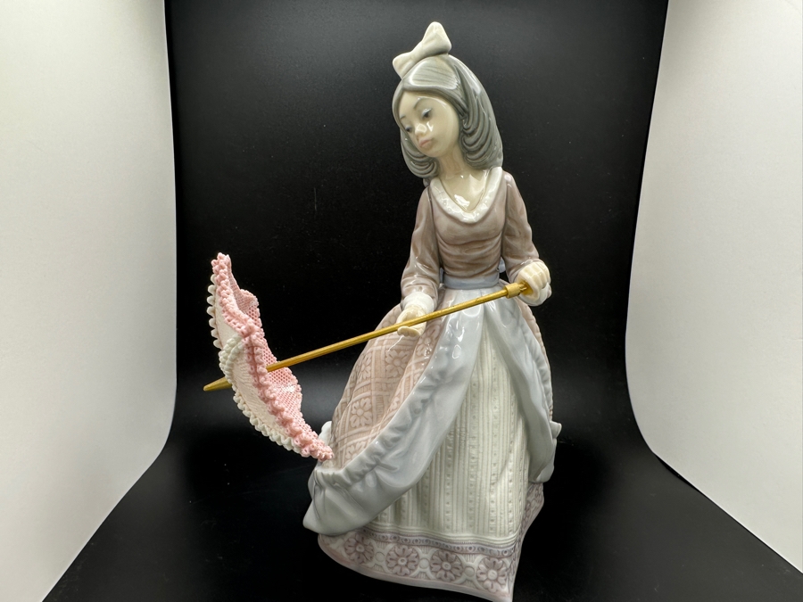 Vintage Lladro 'Jolie' Porcelain Figurine #5210 7.75'H 1984-2003 [Photo 2]