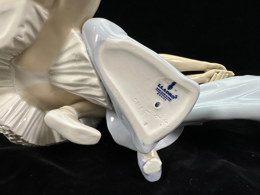 Vintage Lladro 'Closing Scene' Ballerina and Jester Porcelain Figurine #4935 9.25'H 1974-1996 [Photo 9]
