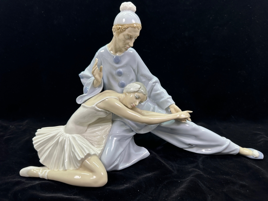 Vintage Lladro 'Closing Scene' Ballerina and Jester Porcelain Figurine #4935 9.25'H 1974-1996 [Photo 2]