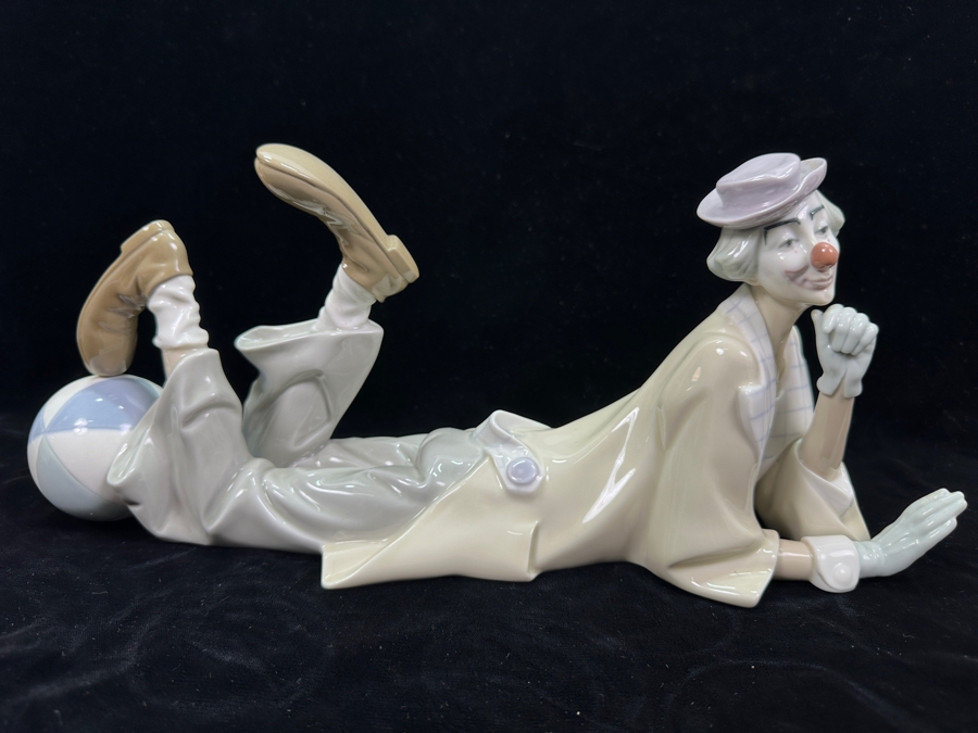 Vintage Lladro 'Clown with Ball' Porcelain Figurine #4618 6.25'H x 14.5'W 1970 [Photo 3]