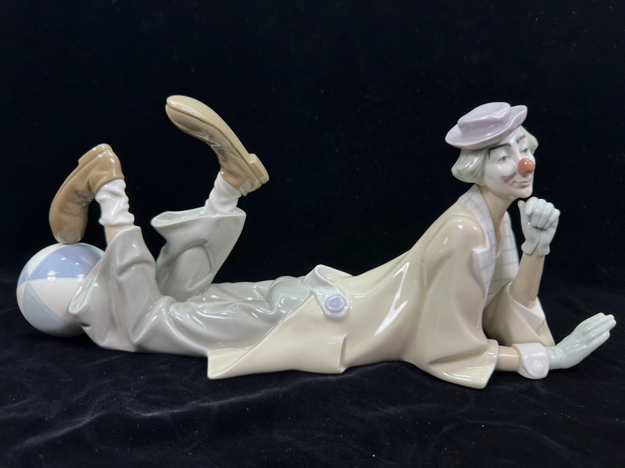 Vintage Lladro 'Clown with Ball' Porcelain Figurine #4618 6.25'H x 14.5'W 1970 [Photo 2]