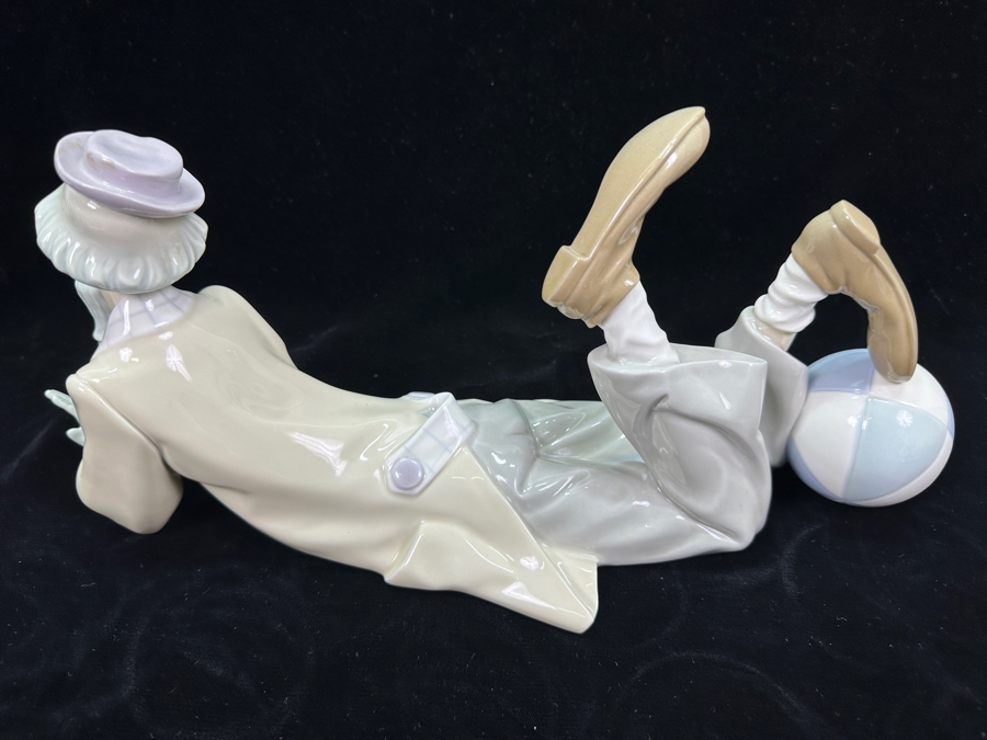 Vintage Lladro 'Clown with Ball' Porcelain Figurine #4618 6.25'H x 14.5'W 1970 [Photo 7]