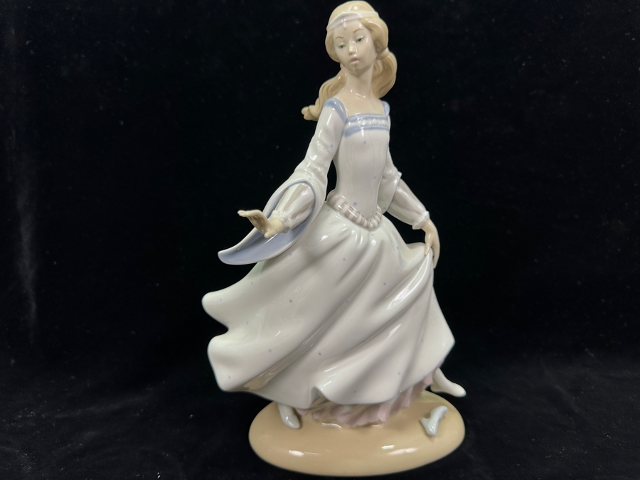 Vintage Lladro 'Cinderella' Porcelain Figurine #4828 9.75'H 1972-1988 [Photo 2]