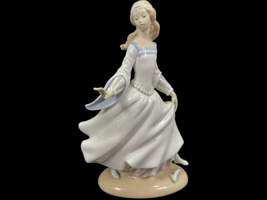 Vintage Lladro 'Cinderella' Porcelain Figurine #4828 9.75'H 1972-1988 [Photo 1]