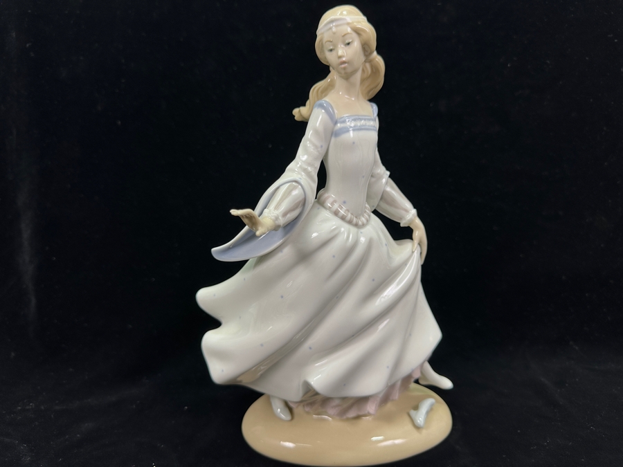 Vintage Lladro 'Cinderella' Porcelain Figurine #4828 9.75'H 1972-1988 [Photo 3]