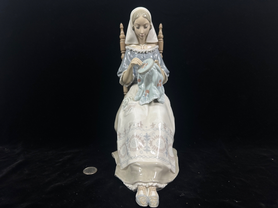 Vintage Lladro 'Embroiderer' Porcelain Figurine #4865 11'H 1974-1994 [Photo 2]