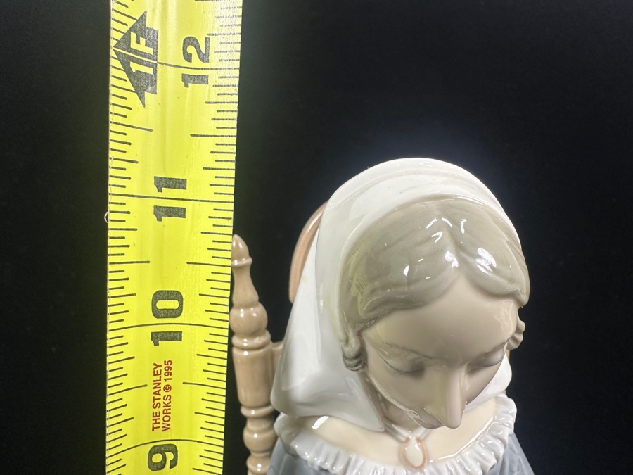 Vintage Lladro 'Embroiderer' Porcelain Figurine #4865 11'H 1974-1994 [Photo 10]