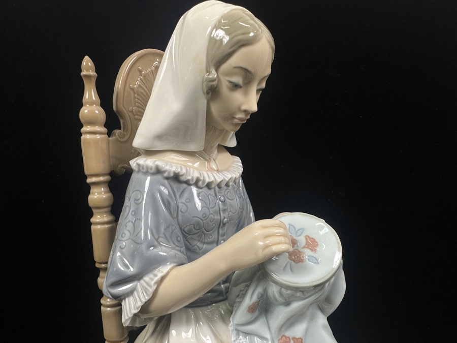 Vintage Lladro 'Embroiderer' Porcelain Figurine #4865 11'H 1974-1994 [Photo 5]