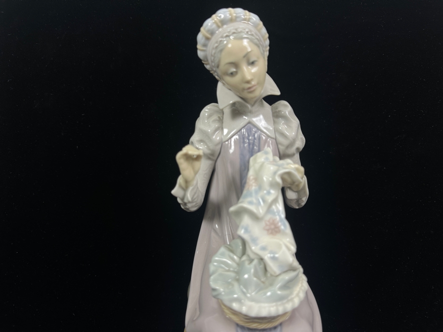 Vintage Lladro 'Medieval Lady Embroidering' Porcelain Figurine #5126 11.5'H 1980-1992 [Photo 3]